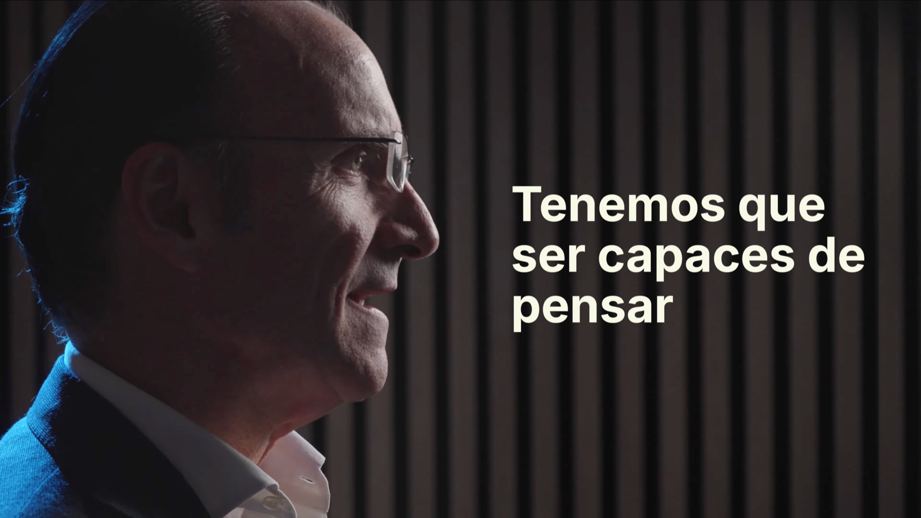 Primer plano de un participante junto al texto: Tenemos que ser capaces de pensar.