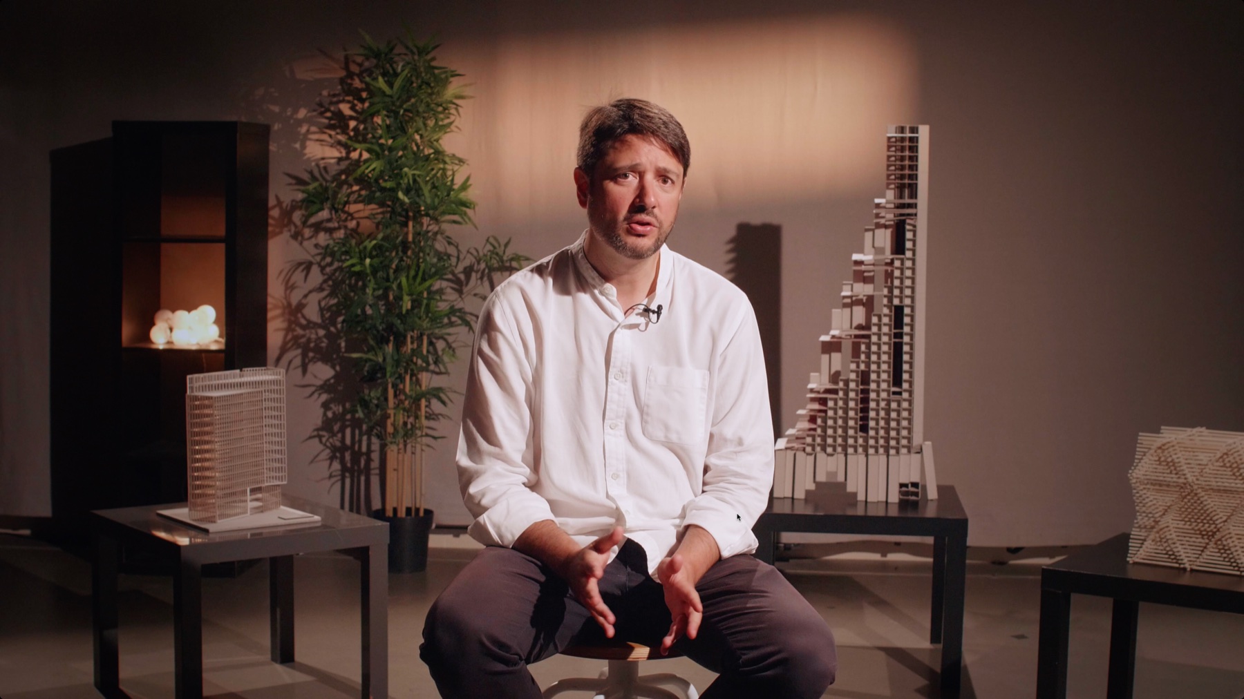 Una de las entrevistas del documental, en un espacio con maquetas arquitectónicas.